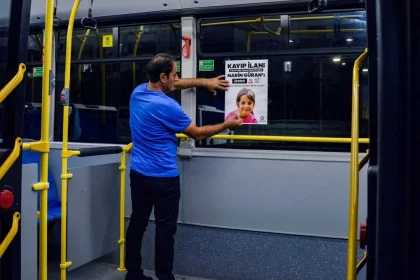 diyarbakirda belediye otobuslerine narinin afisleri asildi