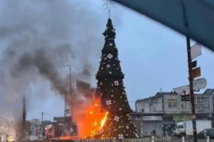 suriye noel agacinin yakilmasi protesto edildi yonetim resmi tatil ilan etti